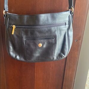 Classic Black Leather Shoulder Bag with Adjustable Strap